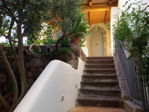 uma escada que leva a uma casa com uma porta branca em Residence Acanto em Lipari