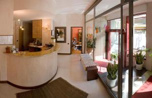un soggiorno con una hall con bancone di Park Hotel Meublé a Como