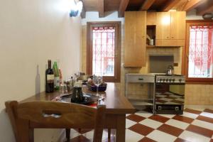 cocina con mesa y encimera en Apartment 1479 en Venecia