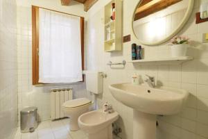 威尼斯的住宿－Apartment 1479，一间带水槽、卫生间和镜子的浴室