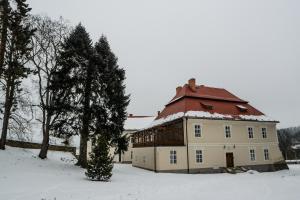 Jizdarna Zamek Skalice v zime