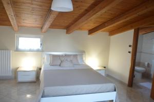 a bedroom with a large bed and a wooden ceiling at B&B La Colomba in Altamura