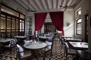 سيفين تيراسز في جورج تاون: مطعم بالطاولات والكراسي والستائر الحمراء