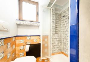 bagno con doccia e porta blu di Casa Vacanze Polifemo Loft a Sperlonga