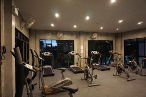 ein Fitnessstudio mit einem Haufen Trainingsräder darin. in der Unterkunft The Icon service apartment in Si Maha Phot