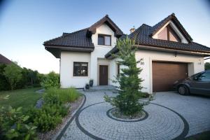 a house with a car parked in front of it at Rewska Przystań - Dom z balią ogrodową i sauną in Rewa