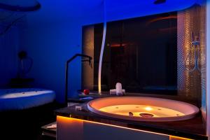 uma casa de banho com banheira num quarto azul em SuiteSistina for Brave Lovers em Roma