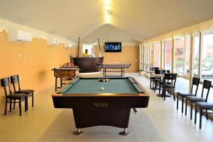 Biliardový stôl v ubytovaní Aquamarine Kuwait Resort(Families Only)