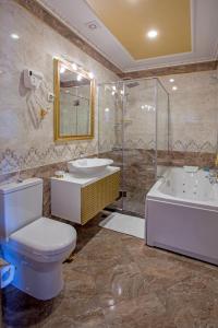 A bathroom at Green Palace Hotel