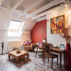 a living room with a table and chairs at B&B AntiQua & Qook in Tongeren