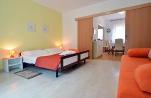 ein Schlafzimmer mit einem Bett und ein Wohnzimmer in der Unterkunft Apartment Rojnic in Pula