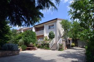 ein großes Haus mit einer Treppe und einem Balkon in der Unterkunft Apartment Rojnic in Pula