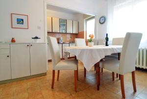 eine Küche und ein Esszimmer mit einem Tisch und Stühlen in der Unterkunft Apartment Rojnic in Pula