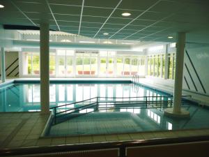 a large swimming pool in a building at Kaapshoff 32 in Hollum