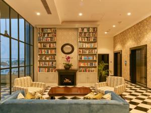 uma sala de estar com um sofá e uma lareira em The Waverly Hotel & Residences em Bangalore