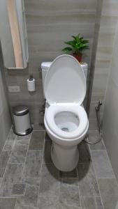 台南的住宿－永福97.1，植物浴室内的白色厕所