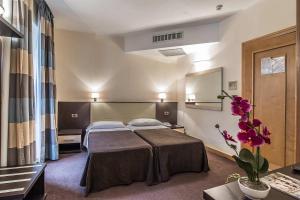 Postel nebo postele na pokoji v ubytování Hotel Tritone + 37 fotografií
