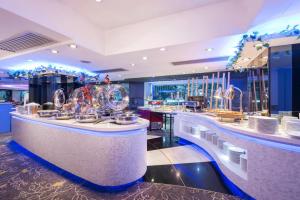 Makanan di atau berdekatan hotel