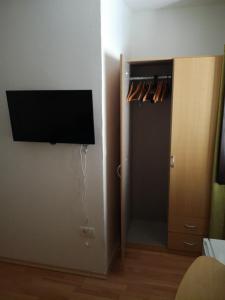 TV a/nebo společenská místnost v ubytování Guest House Kvartin