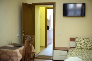 Televízia a/alebo spoločenská miestnosť v ubytovaní Apartment on Voloshyna