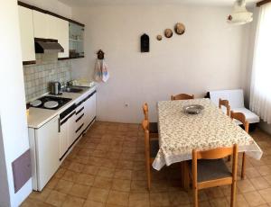 Kuchyň nebo kuchyňský kout v ubytování Apartments Markelj