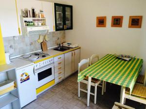 Kuchyň nebo kuchyňský kout v ubytování Apartments Markelj