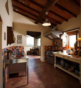 Кухня или кухненски бокс в La Vecchia Quercia
