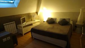 Letto o letti in una camera di Hotel La Bastie d'Urfé