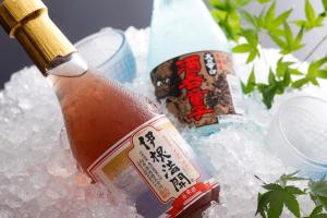 una botella de salsa picante sentada en un montón de hielo en Hotel Tango Nakamura So, en Miyazu