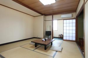 宮津市にあるホテル丹後　なかむら荘のテーブルとテレビ付きの部屋