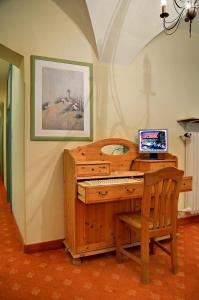 einen hölzernen Schreibtisch mit einem Computer darüber in der Unterkunft Altstadt-Hotel Zieglerbräu in Dachau