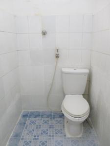 e bagno con servizi igienici e doccia. di Hotel Tugu Asri a Giacarta