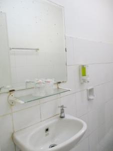 Koupelna v ubytování Hotel Tugu Asri + 20 fotografií