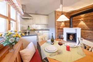 Haus Bergheimat في اوبرستدورف: مطبخ مع طاولة طعام مع موقد