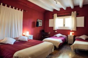 a hotel room with two beds and two lamps at Lo Raconet de la Plaça in Calaceite