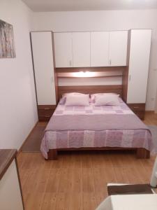 Posteľ alebo postele v izbe v ubytovaní Apartmani Lomar