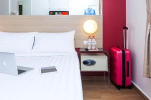 Katil atau katil-katil dalam bilik di Monoloog Hotel Surabaya