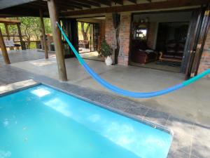 ein Pool mit einem blauen Schlauch um ihn herum in der Unterkunft Buster's River Lodge in Marloth Park