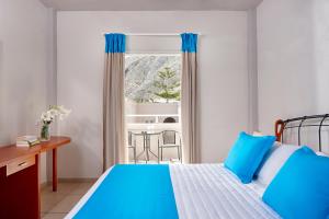 Una cama o camas en una habitación de Terra Blue Santorini
