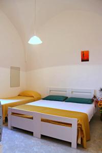 a bedroom with two beds in a room at Casa Vacanze Cisternella in Torre San Giovanni Ugento