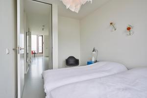 Lake View Apartment Amsterdam tesisinde bir odada yatak veya yataklar