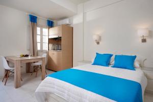 Una cama o camas en una habitación de Terra Blue Santorini