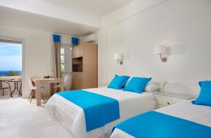 Una cama o camas en una habitación de Terra Blue Santorini
