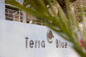 Un certificado, premio, letrero u otro documento en Terra Blue Santorini