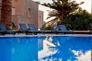 La alberca dentro o cerca de Terra Blue Santorini