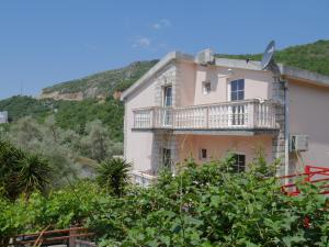 ein Haus mit einem Balkon an der Seite in der Unterkunft Guest House Almond in Becici