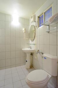 冬山鄉的住宿－梅花客棧 ，白色的浴室设有卫生间和水槽。
