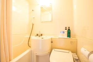 高知市にあるホテル　ロスイン高知のトイレと洗面台のある小さなバスルーム +37枚の写真
