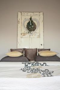 レッケルケルクにあるde Hoeksesluisのベッドルーム1室(壁に絵が描かれた大型ベッド1台付)
