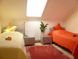 カッセルにあるFerienwohnungen Dammのベッドルーム1室(ベッド2台、窓付)